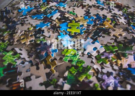 Puzzle. Mucchio di picchietti puzzle. Foto concettuale con attenzione al puzzle undone Foto Stock