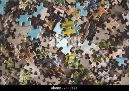 Puzzle. Mucchio di picchietti puzzle. Foto concettuale con attenzione al puzzle undone Foto Stock