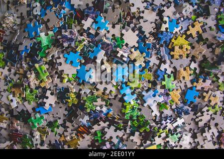 Puzzle. Mucchio di picchietti puzzle. Foto concettuale con attenzione al puzzle undone Foto Stock