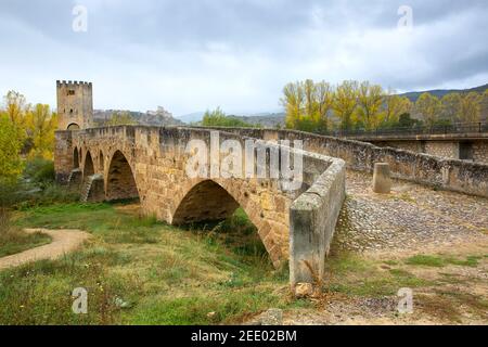 Ponte medievale fortificato nel comune di Frías. Burgos, Spagna. Foto Stock