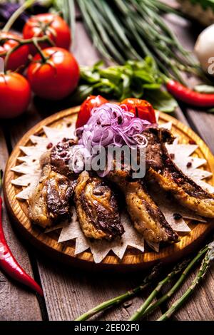 Piatti a base di carne calda - costolette con pomodori A. Foto Stock