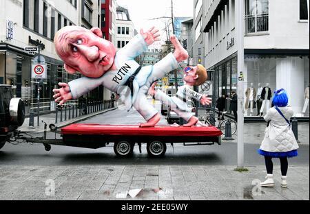 Nonostante il Carnevale sia stato annullato a causa di Corona, il costruttore di galleggianti Jacques Tilly invia un paio di galleggianti a tema attraverso Duesseldorf il Lunedi Rosa. Foto Stock