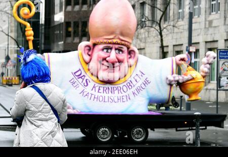 Nonostante il Carnevale sia stato annullato a causa di Corona, il costruttore di galleggianti Jacques Tilly invia un paio di galleggianti a tema attraverso Duesseldorf il Lunedi Rosa. Foto Stock