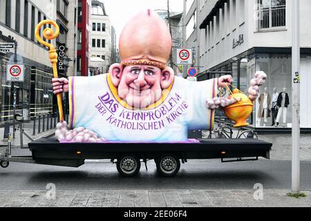 Nonostante il Carnevale sia stato annullato a causa di Corona, il costruttore di galleggianti Jacques Tilly invia un paio di galleggianti a tema attraverso Duesseldorf il Lunedi Rosa. Foto Stock