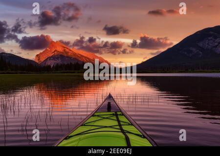 Kayak in uno splendido lago circondato dal Canadian Mountain Foto Stock