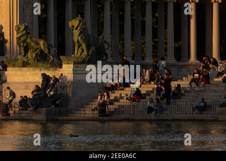Madrid, Spagna - 29 settembre 2020: Le persone che godono del tramonto, nel Monumento ad Alfonso XII, situato nel Parco di Buen Retiro, sul bordo orientale di un artifi Foto Stock