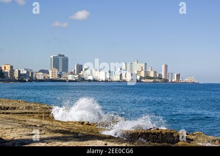Vista sulla baia di l'Avana che guarda verso Vedado con il Mar dei Caraibi. Foto Stock