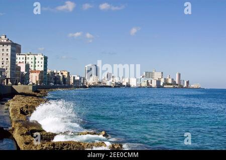 Vista sulla baia di l'Avana, Cuba. Guardando lungo il Malecon verso il quartiere Vedado della città. Foto Stock