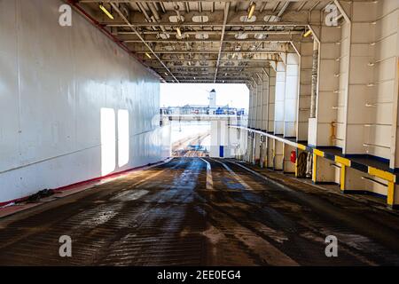 rampa per il caricamento e lo scarico dei veicoli dal traghetto per il trasporto in auto Foto Stock