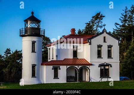 Il faro di admiralty Head con i classici boschi del Pacifico nord-occidentale dietro di esso su Whidbey Island. Foto Stock