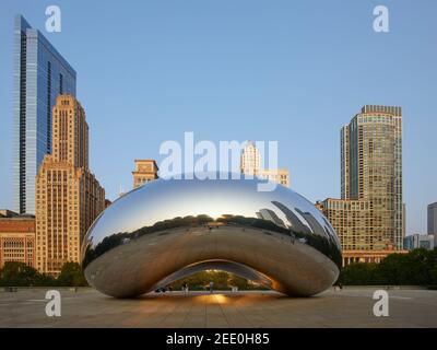 La scultura Cloud Gate, conosciuta anche come The Bean, al Millenium Park, Chicago, Illinois, Stati Uniti Foto Stock