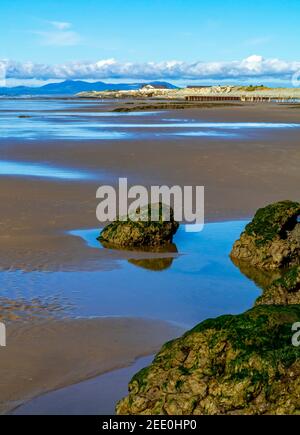 La spiaggia di sabbia di Barmouth Bay o Abermaw a Gwynedd sulla costa nord occidentale del Galles con le montagne di Snowdonia in distanza. Foto Stock