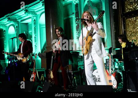 I Bootleg Beatles, che si esibiscono dal vivo presso la St Georges Hall di Liverpool, sono una band tribute dei Beatles. Si sono esibiti più di 4,000 volte dalla loro fondazione nel marzo 1980. I Bootleg Beatles sono stati formati dal cast londinese del musical di Broadway Beatlemania. Questa è la line-up del 2013, che comprende Adam Hastings (John Lennon) – chitarra, voce, tastiere, armonica (2011–2018), Hugo Degenhardt (Ringo Starr) – batteria, percussioni, voce (2003–2016), Andre Barreau (George Harnon) – chitarra, voce (1980–2014), e Steve White (Paul Cartney presente, voce) – 2012 bassi Foto Stock