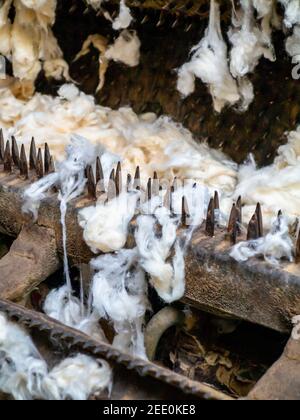 Attrezzature per la filatura del cotone presso il Masson Mill di Matlock Bath un villaggio nel Derbyshire Dales Peak District Inghilterra Regno Unito precedentemente un mulino tessile. Foto Stock