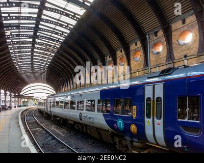 Treno Northern Rail Stazione ferroviaria di York sulla costa orientale Mainline nella Città di York Inghilterra progettato da Thomas Prosser e William Peachey 1877 Foto Stock