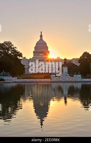 Alba al Campidoglio degli Stati Uniti riflessa nella piscina, Washington D.C., USA Foto Stock