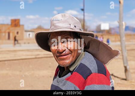 Primo piano ritratto dell'uomo Qulla / colla / Kolla, indigeni della Bolivia occidentale, Cile e Argentina che vivono nelle province di Jujuy e Salta Foto Stock
