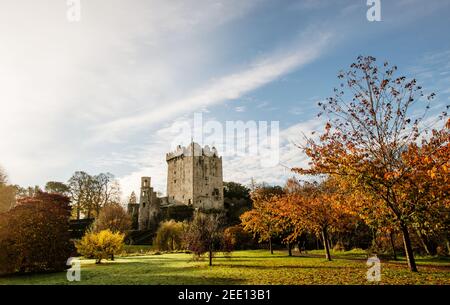 Il castello di Blarney, costruito nel 1446, in autunno, Cork, Irlanda, Europa Foto Stock