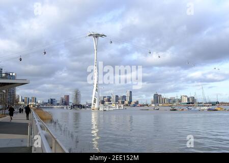 LONDRA - 15 FEBBRAIO 2021: La funivia Emirates Airline che attraversa il Tamigi Path a North Greenwich. Foto Stock