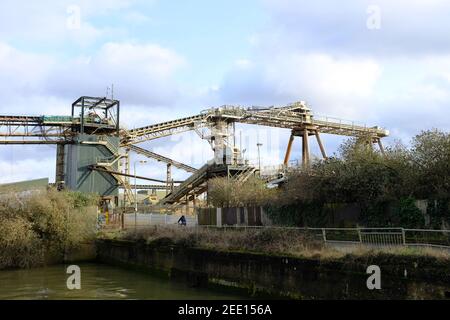 LONDRA - 15 FEBBRAIO 2021: Impianti di calcestruzzo di aggregate Industries a Londra Docklands, North Greenwich lungo il Tamigi Path. Foto Stock