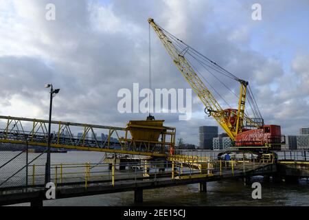 LONDRA - 15 FEBBRAIO 2021: Una gru docklands sul Tamigi a Woolwich, Foto Stock