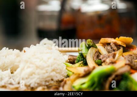 Deliziosa carne di mucca e riso in un piatto Foto Stock