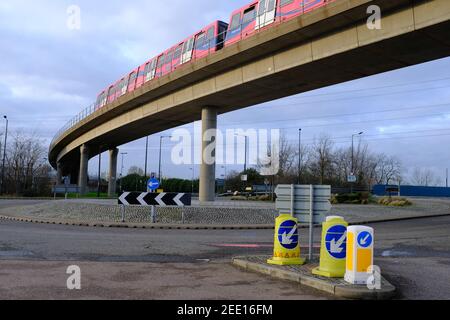 LONDRA - 15 FEBBRAIO 2021: Treno Docklands Light Railway tra le stazioni Royal Albert e Prince Regent. Foto Stock