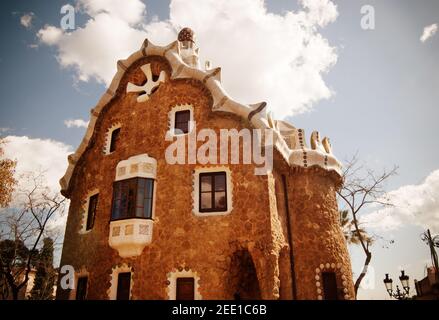 Edificio d'ingresso del famoso parco progettato dall'architetto catalano Antonio Gaudi, Park Guell, Barcellona, Catalogna, Spagna Foto Stock