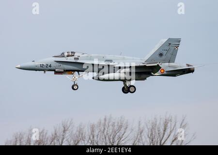 Air Force spagnola McDonnell Douglas EF-18A Hornet C15-66 Arrivo e atterraggio alla base aerea di Leeuwarden per la bandiera Frisia 2015 esercizio in aria Foto Stock