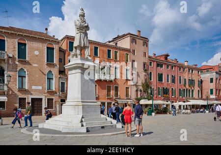 Monumento Niccolo Tommaseo su campo Santo Stefano, Venezia, Veneto, Italia Foto Stock