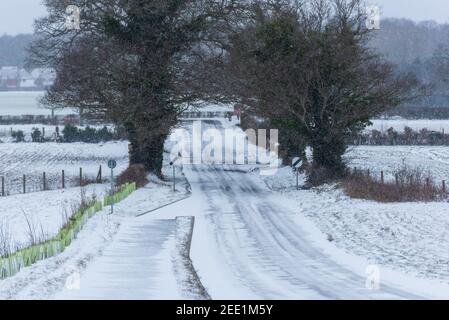 Segnali nazionali di limite di velocità e neve sulla Middle Road, Great Plumstead, Norwich, Norfolk Febbraio, 2021 Foto Stock