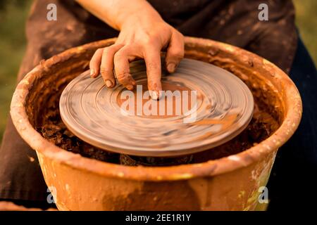 L'uomo inizia a fare ceramica con il dito sulla ruota, la creazione di ceramica. Foto Stock