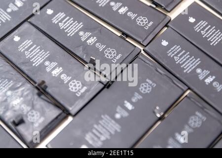 RUSSIA - 27 luglio 2020: IPhone rotto il telefono Apple ha usato le batterie ricaricabili nel riciclaggio chip riparazione negozio. Foto Stock