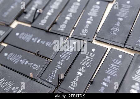 RUSSIA - 27 luglio 2020: IPhone rotto il telefono Apple ha usato le batterie ricaricabili nel riciclaggio chip riparazione negozio. Foto Stock
