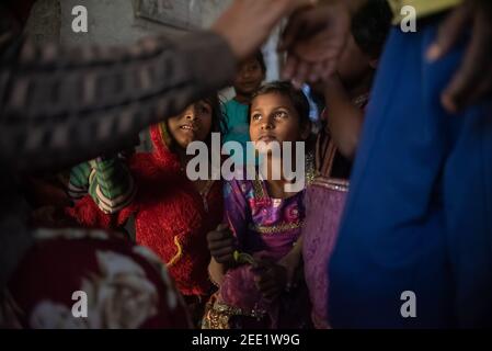 Rajasthan. India. 05-02-2018. Due ragazze stanno prestando attenzione al loro insegnante mentre assistono ad una classe. Foto Stock