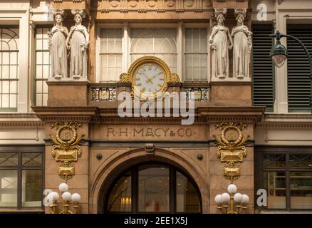 Davanti ai grandi magazzini Macy's sulla 34esima strada a Manhattan NEW YORK Foto Stock