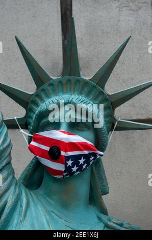 Negozio di souvenir della Statua della libertà con maschere in vendita Manhattan, New York Foto Stock