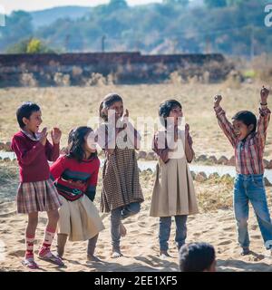 Utttar Pradesh. 05-15-2018. I bambini si ridono mentre giocano all'esterno durante un freno scolastico. Foto Stock