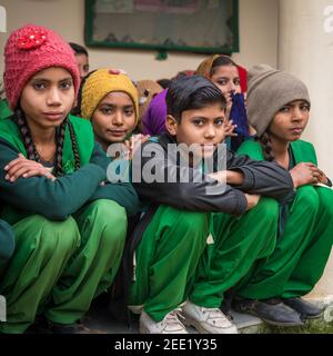 Utttar Pradesh. 05-15-2018. Un gruppo di bambini partecipa ad alcune attività scolastiche all'aperto. Foto Stock