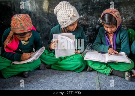 Utttar Pradesh. 05-15-2018. Le ragazze piccole stanno facendo i compiti prima di vivere la scuola alle loro case. Foto Stock