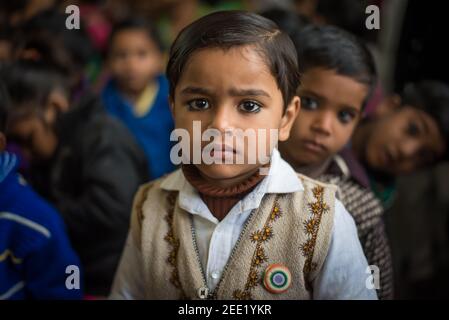 Utttar Pradesh. 05-15-2018. Ritratto di un ragazzo che frequenta la scuola Foto Stock