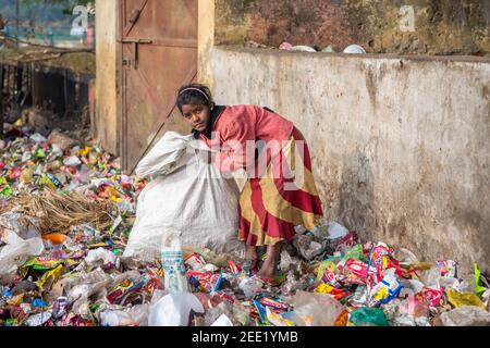 Varanasi. India. 05-10-2018. Giovane adolescente che raccoglie plastica dalla spazzatura alla stazione ferroviaria di Varanasi. Foto Stock