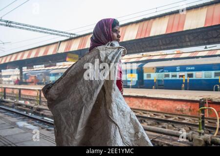 Varanasi. India. 05-10-2018. Ragazza che lavora a raccogliere plastica sulla stazione ferroviaria di Varanasi. Foto Stock