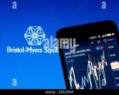 Ucraina. 15 Feb 2021. In questa illustrazione della foto, le informazioni del mercato azionario di Bristol Myers Squibb sono visualizzate su uno smartphone mentre il logo Bristol Myers Squibb è visualizzato sullo sfondo. Credit: Gollovniov/SOPA Images/ZUMA Wire/Alamy Live News Foto Stock