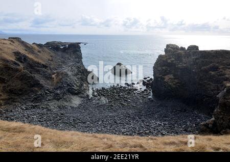 Grandi formazioni rocciose lungo la costa dell'Islanda. Foto Stock