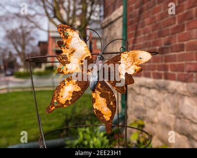 Giardino arrugginito decorazione delle farfalle Foto Stock