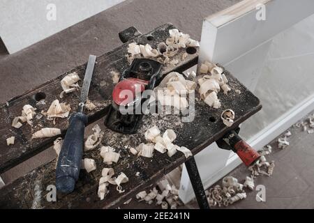 Piano manuale e scalpello utilizzati per il montaggio di una porta interna. Foto Stock