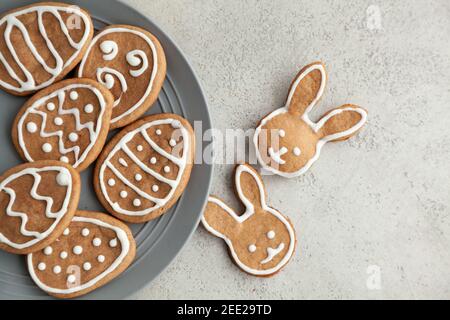 Biscotti di Pasqua su un piatto grigio su uno sfondo di pietra. Coniglietti di Pasqua. Foto Stock
