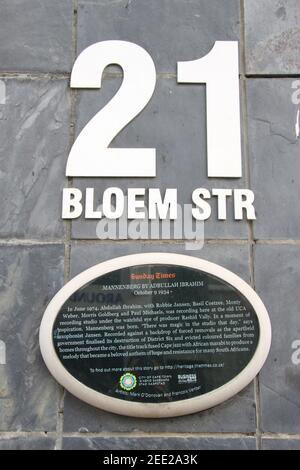 Città del Capo, Sud Africa: Cartello stradale in Bloem Street 21. Qui A. Ibrahim produsse la canzone „Mannenberg" nel 1974, un simbolo contro la politica dell'apartheid. Foto Stock