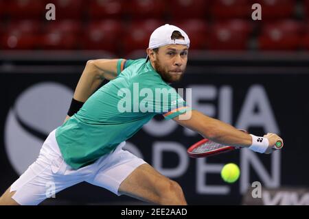 Sofia, Bulgaria - 10 novembre 2020: Radu Albot della Moldova in azione contro il canadese Denis Shapovalov durante l'ATP 250 Sofia Open. Foto Stock